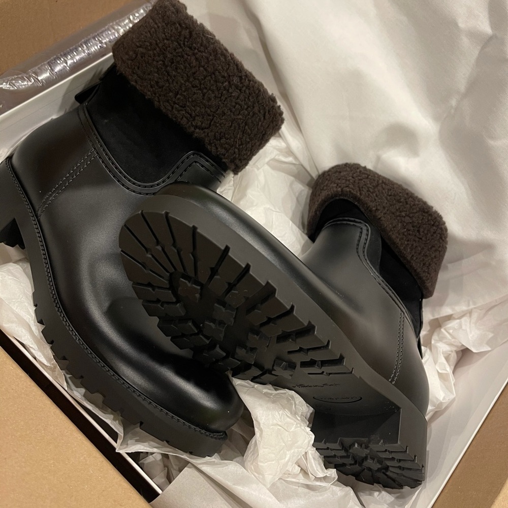 I want to sell my brand new shoes. I ordered them bt its big on me. - Picture 2 of 3